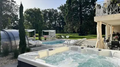 Piscine de l'établissement Château du Beugnon ou située à proximité