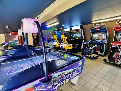 Salle de jeux dans l'établissement Bungalow charmant à Saint-Jean-de-Monts avec piscine privée