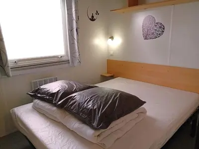 Un ou plusieurs lits dans un hébergement de l'établissement Bungalow charmant à Saint-Jean-de-Monts avec piscine privée