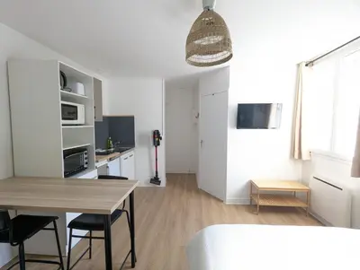 Télévision ou salle de divertissement dans l'établissement Bel Appartement T1Bis en centre ville de Cholet