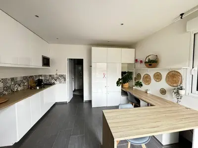 Cuisine ou kitchenette dans l'établissement Studio indépendant et cosy