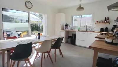Cuisine ou kitchenette dans l'établissement Au pied de la forêt