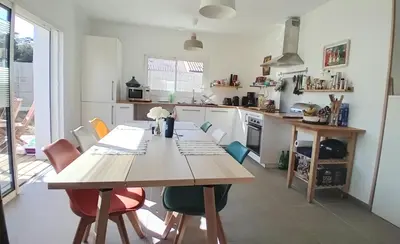 Cuisine ou kitchenette dans l'établissement Au pied de la forêt