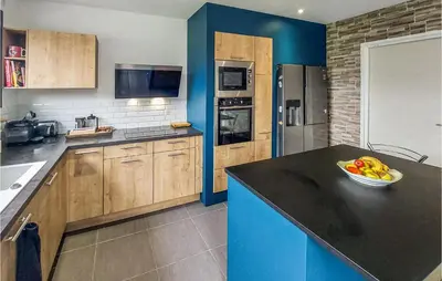 Cuisine ou kitchenette dans l'établissement 3 Bedroom Beautiful Home In Vertou