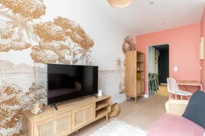 Télévision ou salle de divertissement dans l'établissement Appartement élégant proche Tramway & Centre-Ville