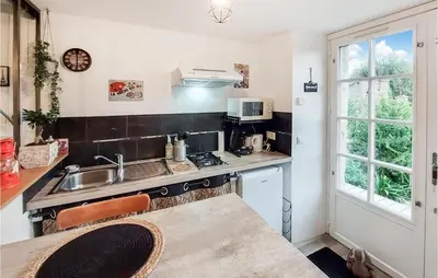 Cuisine ou kitchenette dans l'établissement Stunning Home In Frossay With Wifi