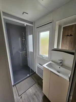 Salle de bains dans l'établissement Jolie Mobil home 103
