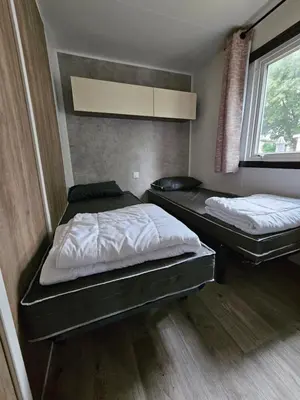 Un ou plusieurs lits dans un hébergement de l'établissement Jolie Mobil home 103