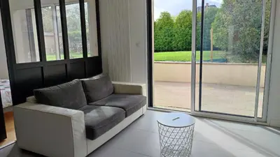 Coin salon dans l'établissement Joli appartement proche forêt et centre-ville