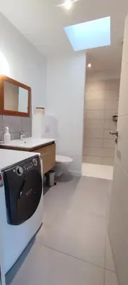 Salle de bains dans l'établissement Joli appartement proche forêt et centre-ville