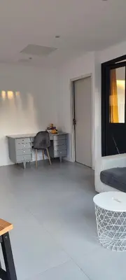 Coin salon dans l'établissement Joli appartement proche forêt et centre-ville