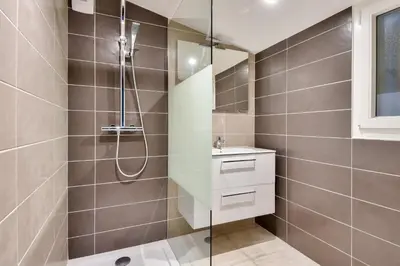 Salle de bains dans l'établissement Maison pour 6 adultes et 3 enfants - Terrasse