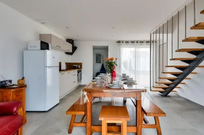 Cuisine ou kitchenette dans l'établissement Maison pour 6 adultes et 3 enfants - Terrasse