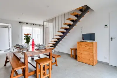 Télévision ou salle de divertissement dans l'établissement Maison pour 6 adultes et 3 enfants - Terrasse