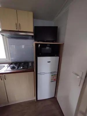 Cuisine ou kitchenette dans l'établissement Mobil Home cosy 5 personnes proche du Puy Du Fou