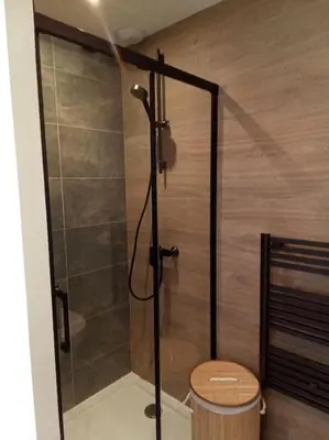 Salle de bains dans l'établissement Les Noisetiers