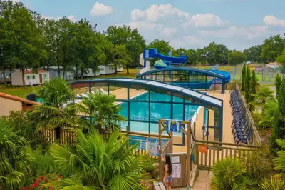 Piscine de l'établissement MH-MAUFAY -- Mobil'home au Coeur de la Vendée ou située à proximité