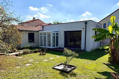 Jardin de l'établissement Maison lumineuse avec jardin