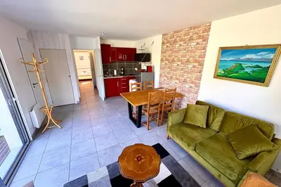 Cuisine ou kitchenette dans l'établissement Maison lumineuse avec jardin