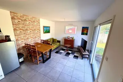Cuisine ou kitchenette dans l'établissement Maison lumineuse avec jardin