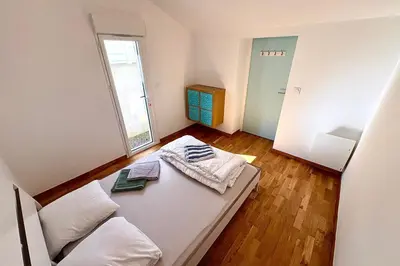 Un ou plusieurs lits dans un hébergement de l'établissement Maison lumineuse avec jardin