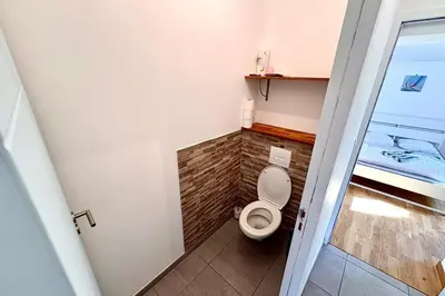 Salle de bains dans l'établissement Maison lumineuse avec jardin