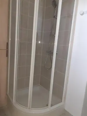 Salle de bains dans l'établissement appartement pour famille amis ou colègue
