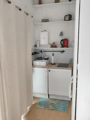 Cuisine ou kitchenette dans l'établissement Bienvenue