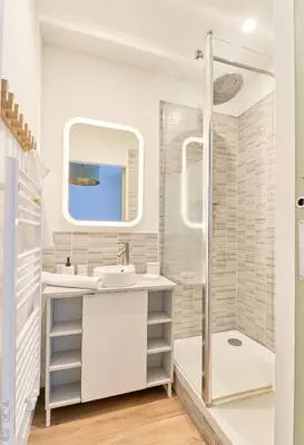 Salle de bains dans l'établissement LA LOGE DES CARMES -Coeur de Nantes WIFI