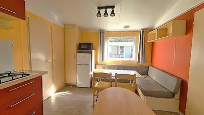 Cuisine ou kitchenette dans l'établissement MH 2 ch 5 pers Cœur de Vendée Puy du Fou Helfest