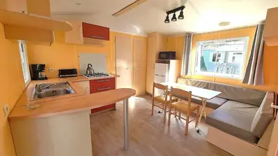 Cuisine ou kitchenette dans l'établissement MH 2 ch 5 pers Cœur de Vendée Puy du Fou Helfest