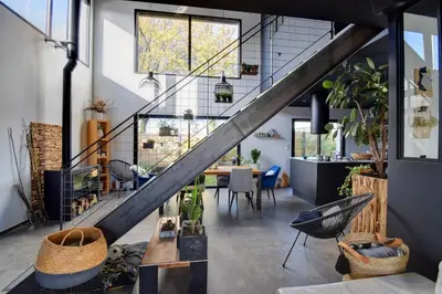 Coin salon dans l'établissement Grande chambre climatisée - Max 2 personnes - avec sanitaire complet privatif moderne proche Zénith-Atlantis