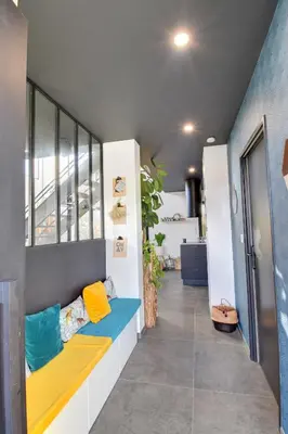 Coin salon dans l'établissement Grande chambre climatisée - Max 2 personnes - avec sanitaire complet privatif moderne proche Zénith-Atlantis