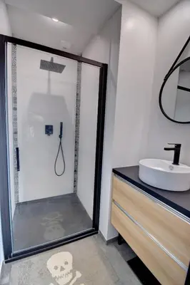 Salle de bains dans l'établissement Grande chambre climatisée - Max 2 personnes - avec sanitaire complet privatif moderne proche Zénith-Atlantis