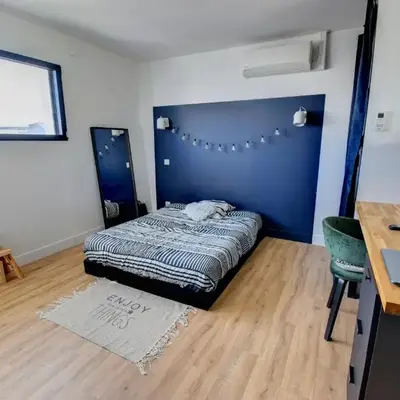 Grande chambre climatisée - Max 2 personnes - avec sanitaire complet privatif moderne proche Zénith-Atlantis