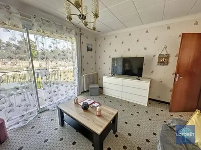 Télévision ou salle de divertissement dans l'établissement Maison 8 personnes à la campagne à 8 km des plages