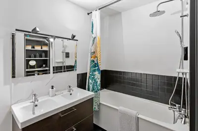 Salle de bains dans l'établissement Le Lagon - 10 min aéroport et de Nantes