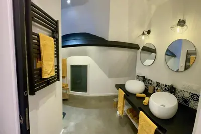 Salle de bains dans l'établissement Loft dans chaumière pour 6 personnes à SaintAndré
