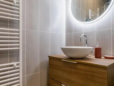 Salle de bains dans l'établissement Villa face à la mer avec terrasse privative, confort moderne, Wi-Fi gratuit à Saint-Nazaire - FR-1-306-1260