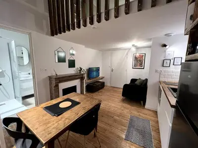 Télévision ou salle de divertissement dans l'établissement Studio 2 - Mi-Côte - Duplex à Orvault