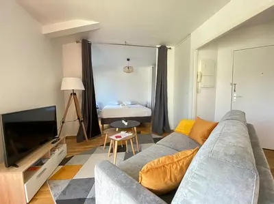 Télévision ou salle de divertissement dans l'établissement Grand studio, belle terrasse avec vue
