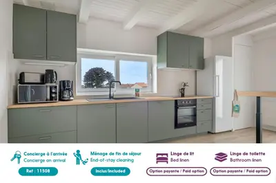 Cuisine ou kitchenette dans l'établissement Maison pour 8, avec jacuzzi à 200m de la plage