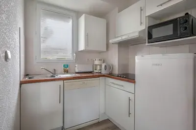 Cuisine ou kitchenette dans l'établissement 400m de la plage des Sables d'Or - Maison pour 8