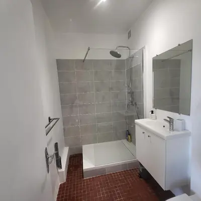 Salle de bains dans l'établissement WELCOME