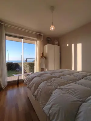 Un ou plusieurs lits dans un hébergement de l'établissement Idéal en amoureux, vue mer et jardin ! Appartement lumineux à Tharon-Plage