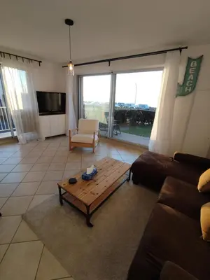 Coin salon dans l'établissement Idéal en amoureux, vue mer et jardin ! Appartement lumineux à Tharon-Plage