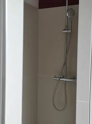 Salle de bains dans l'établissement Au Charme Di'Sy