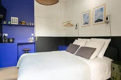 Un ou plusieurs lits dans un hébergement de l'établissement Chambre avec salle de bain et accès indépendant