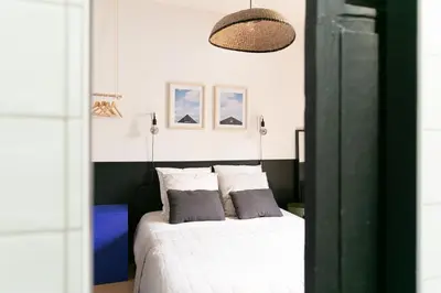 Un ou plusieurs lits dans un hébergement de l'établissement Chambre avec salle de bain et accès indépendant
