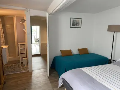 Un ou plusieurs lits dans un hébergement de l'établissement Maison du pêcheur , située sur les bords de la Loire dans un lieu calme et paisible.